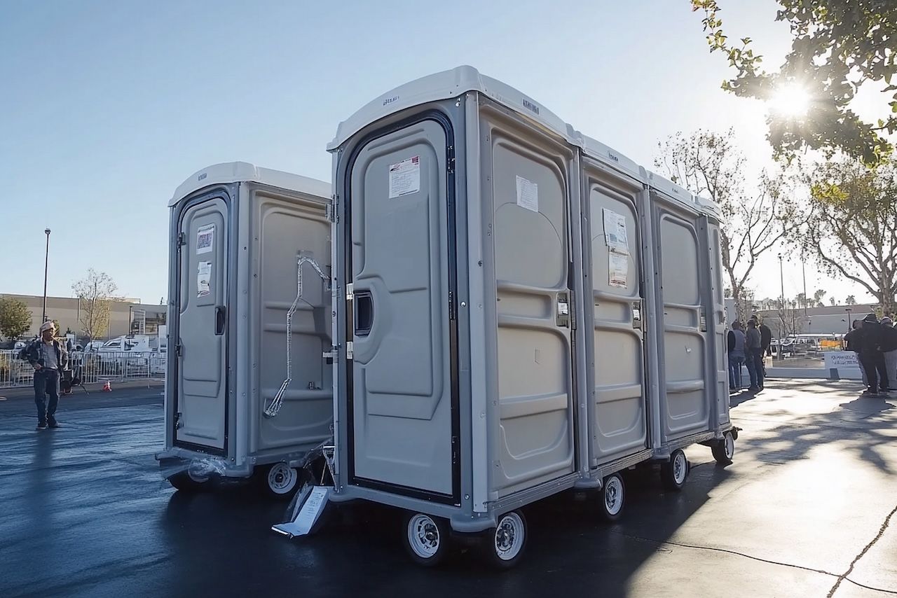 Location de sanitaires et toilettes portables partout en Bretagne - Contactez-nous au 02 98 01 94 83