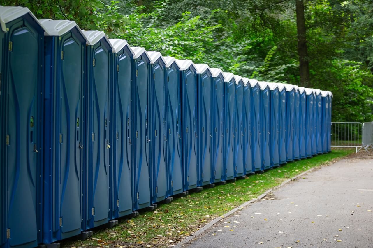 Location de sanitaires et toilettes portables partout en Bretagne - Contactez-nous au 02 98 01 94 83