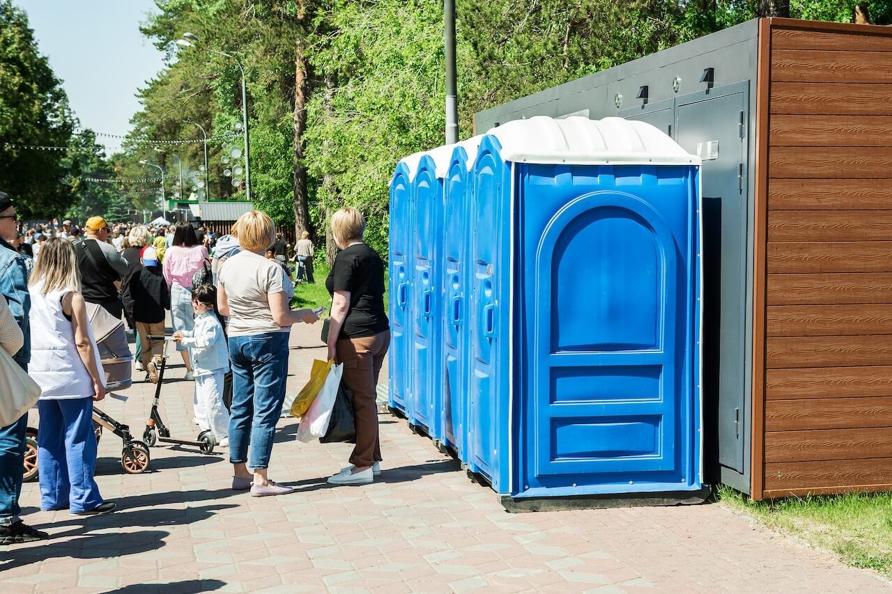 Location de sanitaires et toilettes portables partout en Bretagne - Contactez-nous au 02 98 01 94 83