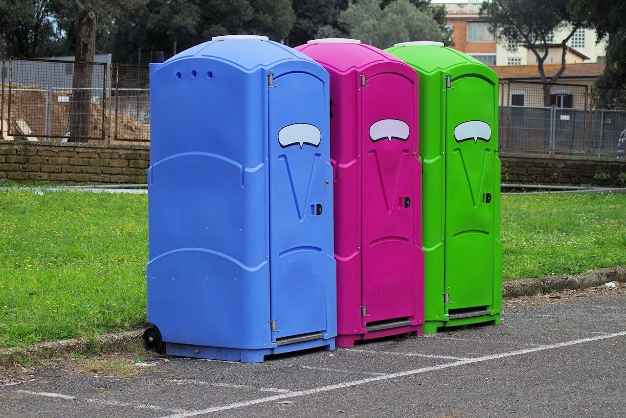 Location de sanitaires et toilettes portables partout en Bretagne - Contactez-nous au 02 98 01 94 83